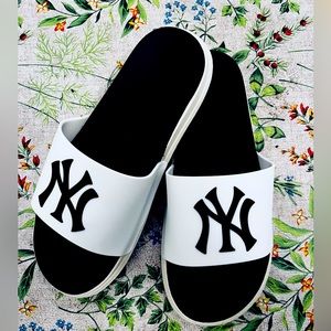 NY yankees slippers